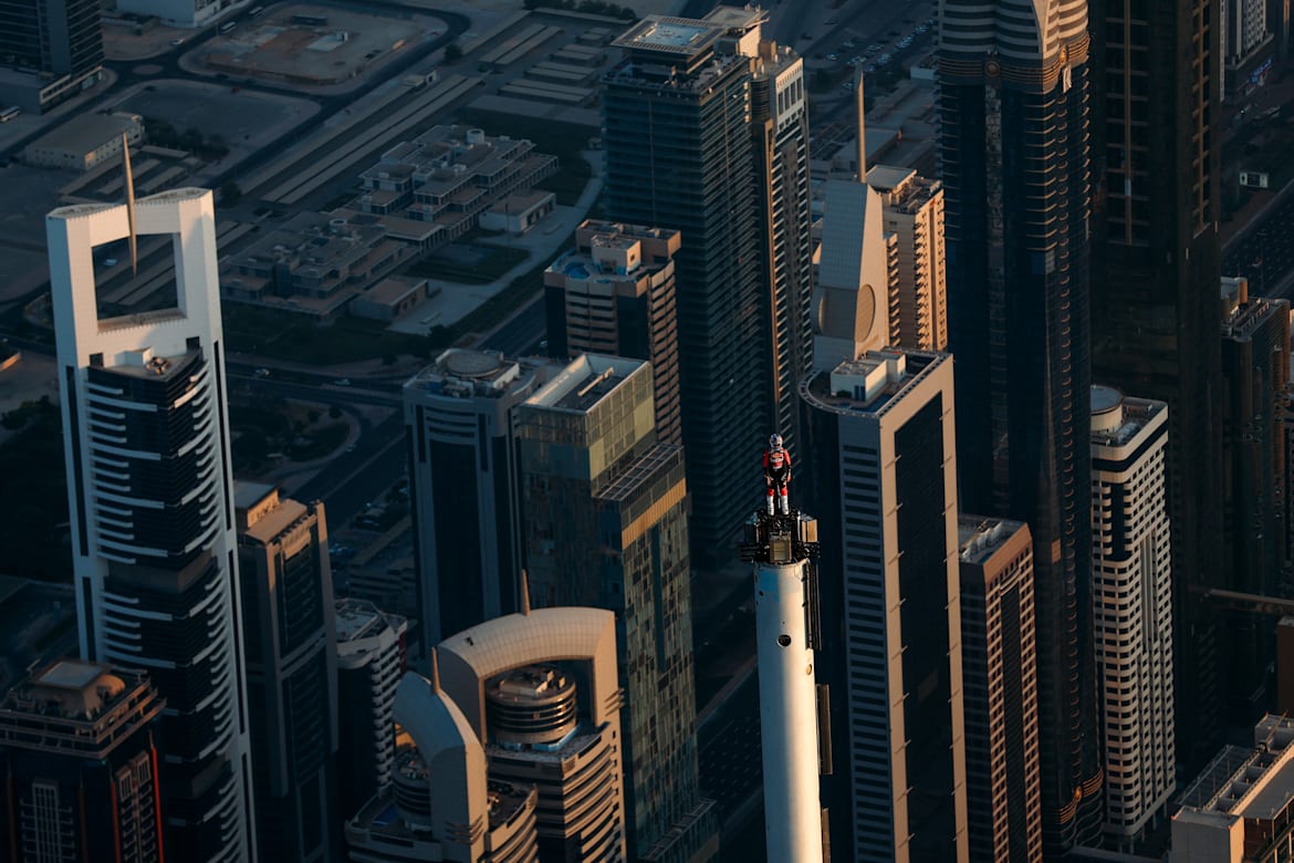 Ο Sam ανέβηκε στο Burj Khalifa στο Ντουμπάι για το τελευταίο πλάνο της ταινίας