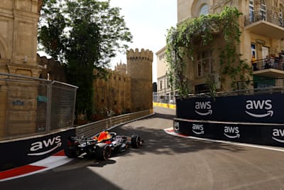 Max Verstappen des Pays-Bas conduisant la (1) Oracle Red Bull Racing RB19 sur la piste lors du Grand Prix F1 d'Azerbaïdjan au Baku City Circuit le 30 avril 2023 à Baku, en Azerbaïdjan. 