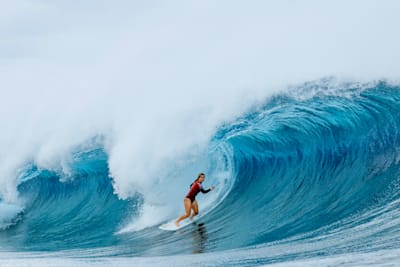 La surfeuse Caroline Marks charge une vague lors d'une session de surf à Teahupo'o, Tahiti.