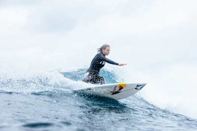 Laura Coviella auf einer Welle auf den Kanarischen Inseln, Spanien, am 18. Januar 2023.