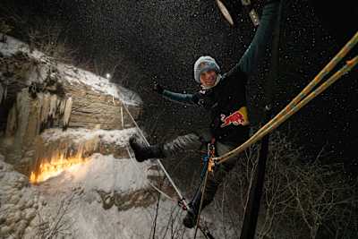 Šťastný Jaan po úspešnom večeri v rámci svojho projektu Frozen Waterfall v Estónsku, 12. februára 2024.