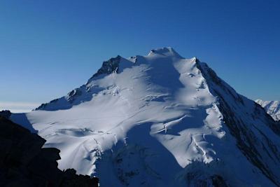 D’une altitude de 4’545 m, le Dom est la deuxième plus haute montagne de Suisse ainsi que la plus haute des montagnes se trouvant entièrement sur le territoire suisse. 