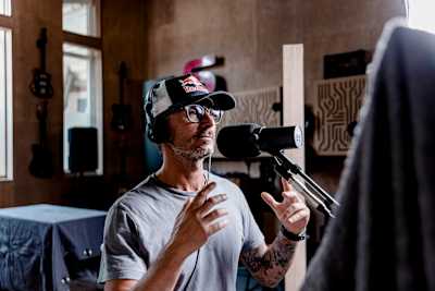 Cédric Dumont behind the mic recording his podcast Mind Set Win