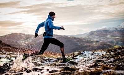 Pour courir l'hiver, optez pour une veste coupe-vent pour freiner le vent par temps froid.