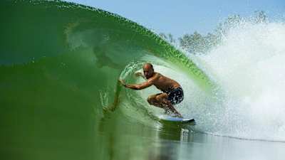 La légende du surf Kelly Slater surfe en Californie sur sa vague artificielle, le Surf Ranch. 