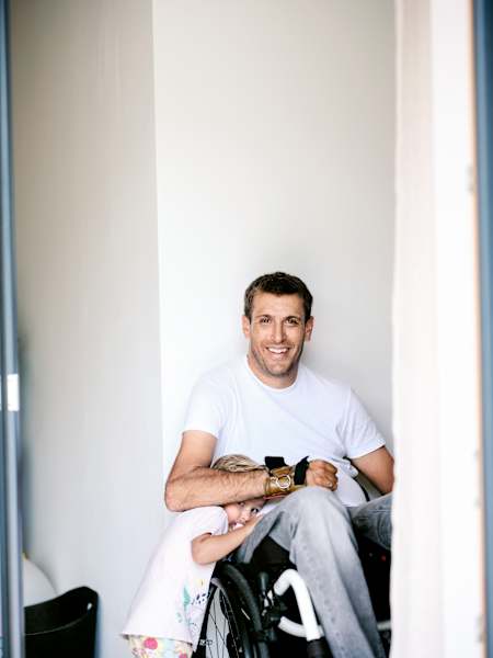 Familienbande: Die dreijährige Marie unterstützt ihren Papa, wo sie kann.