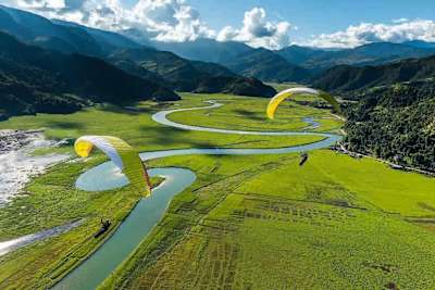 Parapente sobre un valle en Pokhara, Nepal.