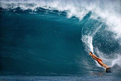 El surfista Mark Richard hace un giro mientras surfea en Hawái.