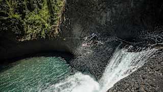 Steel Lafferty a ramené son wakeboard à Siete Tazas au Chili, un parc national en pleine forêt.