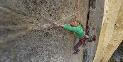 La pionnière de l’escalade Lynn Hill grimpe El Capitán dans le Parc national de Yosemite, en Californie, aux États-Unis.