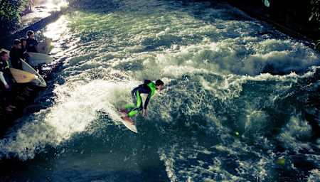 Gabriel Medina surft auf der stehenden Welle im Eisbach in München, Deutschland, am 20. Juli 2012.