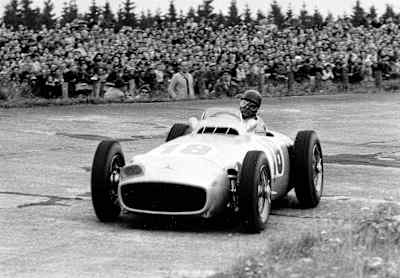 Juan Manuel Fangio w GP Niemiec w 1954 roku za kierownicą Mercedesa W196 R