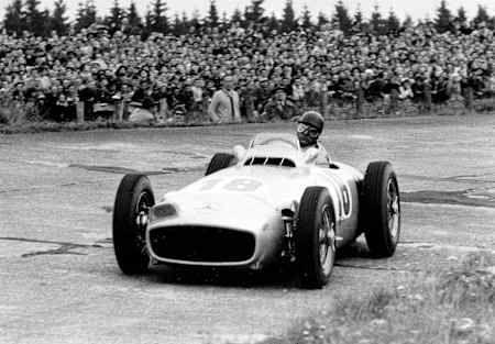 Juan Manuel Fangio w GP Niemiec w 1954 roku za kierownicą Mercedesa W196 R