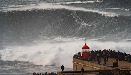 Kai Lenny surft die großen Wellen in Nazaré, Portugal am 14. Februar, 2020.