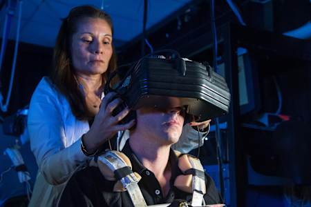 VRヘッドセットを身につける宇宙飛行士