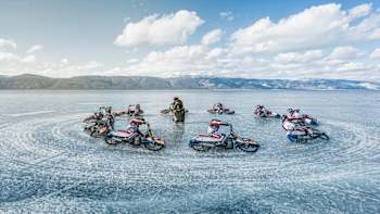 Sports Extrêmes : Daniil Ivanov ride en speedway sur un lac gelé.