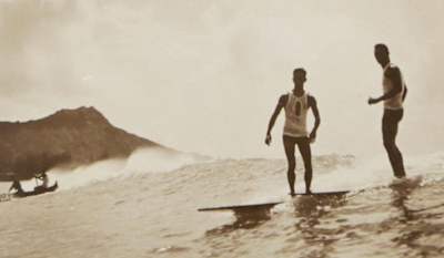 Duke Kahanamoku, surfeando