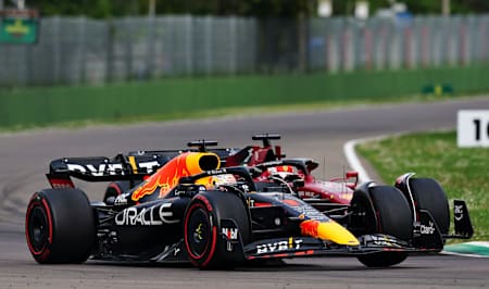 Max Verstappen compitiendo en el Gran Premio de Fórmula 1 de la Emilia-Romagna.