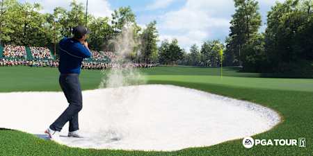Screenshot aus EA Sports PGA Tour zeigt einen Golfer, der den Ball aus einem Bunker schlägt