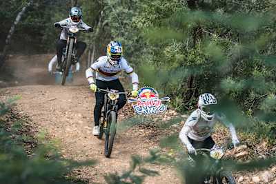 Les pilotes de VTT descente roulent sur la piste du Red Bull Campo 2022.