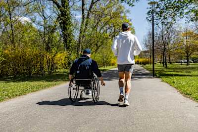 Parastrelec Radko Malenovský spolu s kajakárom Jakubom Grigarom pri nakrúcaní pre charitatívny beh Wings for Life World Run, apríl 2026, Bratislava.