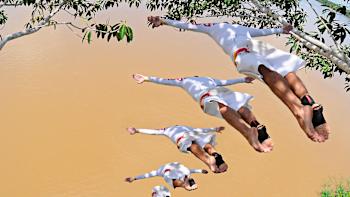 Orlando Duque plonge lors du Red Bull Amazon Diving dans le fleuve Amazone au Brésil, le 11 mars 2014