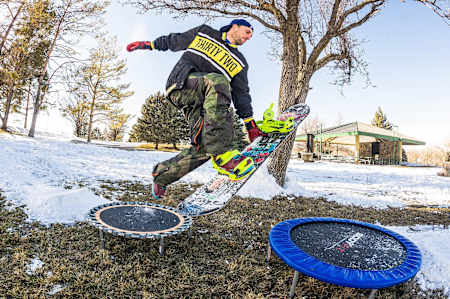 Le snowboardeur Scott Stevens sur 2 trampolines