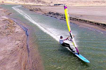 Zara Davis segelt in der Wüste von Namibia dem Weltrekord entgegen.