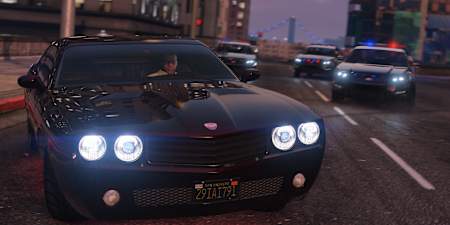 Screenshot aus GTA 5 zeigt Franklin Clinton, der in einem Auto bei Nacht vor der Polizei flüchtet. Wir stellen euch die besten GTA 5 Alternativen vor.