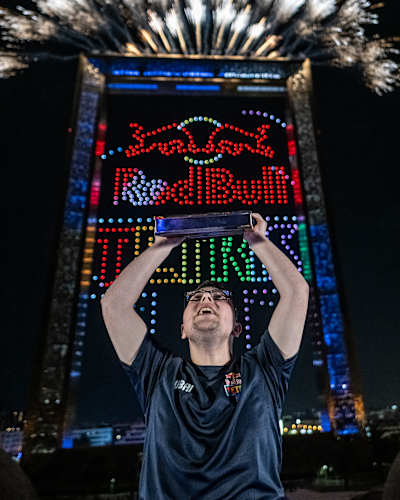 Fehmi Atalar z Turcji świętuje podczas Światowego Finału Red Bull Tetris w Dubaju w Zjednoczonych Emiratach Arabskich 13 grudnia 2025 r.