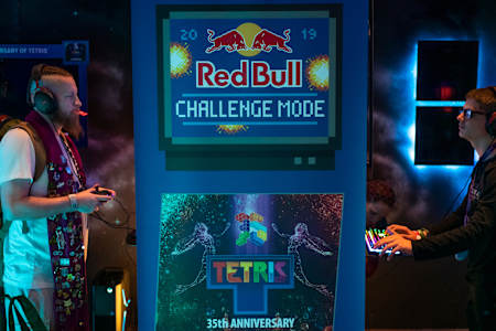 Bild zeigt zwei Teilnehmer, die Tetris bei Red Bull Challenge Mode in Seattle, 2019, spielen.