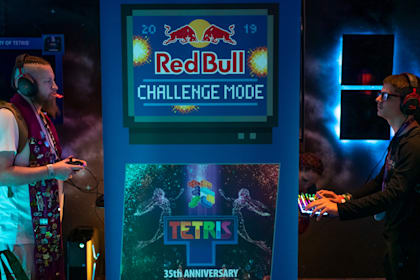 La imagen muestra a dos participantes jugando al Tetris en el Red Bull Challenge Mode en Seattle, 2019.