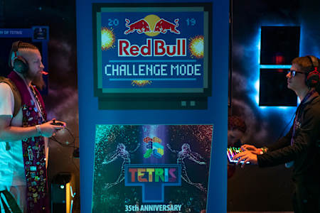 La imagen muestra a dos participantes jugando al Tetris en el Red Bull Challenge Mode en Seattle, 2019.