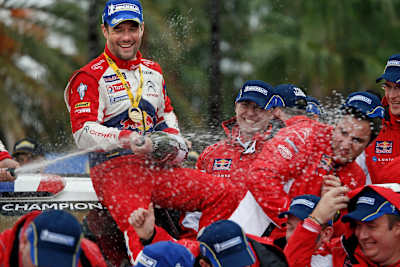 La leyenda del WRC, Sébastien Loeb, celebra su victoria en el rally.