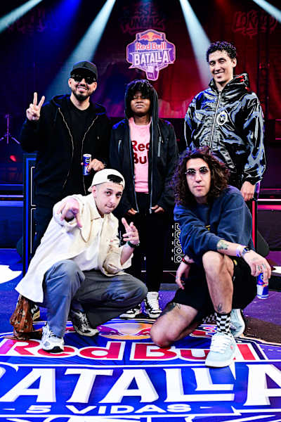 Lokillo, Marithea y Mcklopedia (arriba), junto a Mecha y Jesse (abajo), se reúnen para un retrato previo al inicio de la sexta edición de Red Bull Batalla 5 Vidas.