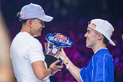 Gazir hace entrega del trofeo a Valles-T como tetra-campeón de Red Bull Batalla Colombia