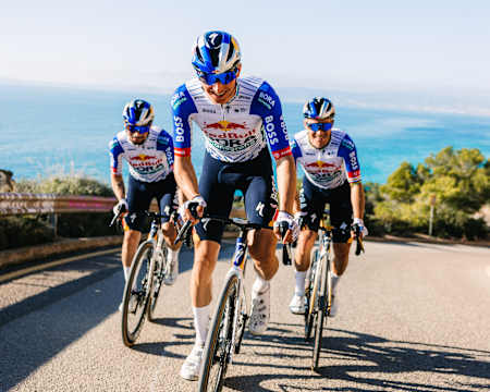 Primož Roglič, Florian Lipowitz und Remco Evenepoel vom Team Red Bull - BORA - hansgrohe werden am 8. Dezember 2025 während einer Trainingseinheit in Palma de Mallorca, Spanien, fotografiert. 