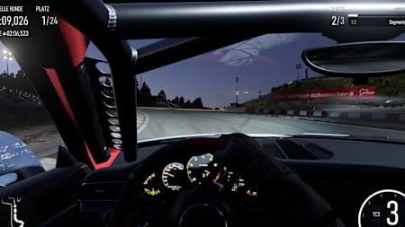 Captura de pantalla de Forza Motorsport que muestra una carrera nocturna en Nürburgring desde la perspectiva de la cabina.