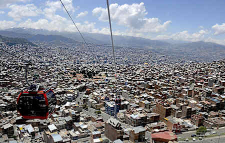 Pendler fahren mit der Seilbahn in La Paz zur Arbeit