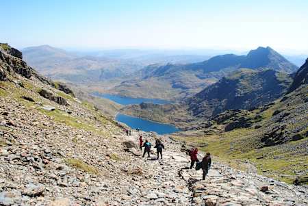 Un grupo camina por Snowdonia en Gales.