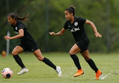An image of players from the women's team of Red Bull Bragantino playing in the rain.