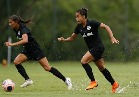 An image of players from the women's team of Red Bull Bragantino playing in the rain.