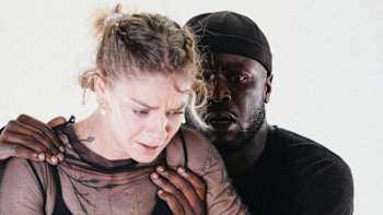 Dakota und Nadia zusammen beim Shooting zu Flow Control.