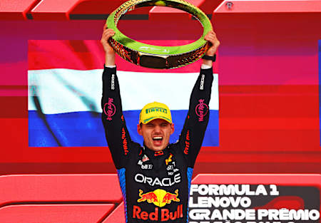 El ganador de la carrera, Max Verstappen celebra en el podio después del Gran Premio de F1 de Brasil en el Autódromo José Carlos Pace el 3 de noviembre de 2024 en São Paulo, Brasil.