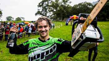 Craig Evans celebrates his win at Red Bull Hardline 2017.