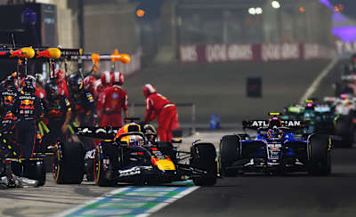 Max Verstappen lors de l'arrêt aux stands au Grand Prix de Formule 1 du Qatar, 2025.