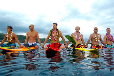 (De gauche à droite) Les surfeurs Shane Dorian, Ian Walsh, Tom Carroll et Kelly Slater lors de la cérémonie d'ouverture de The Eddie à Hawaï.