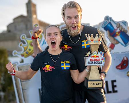 Linnea Stenson und Daniel Ekström, die Gewinner des allerersten Red Bull Ibiza Royale, feiern mit ihrer Trophäe in Ibiza, Spanien am 9. April 2025.