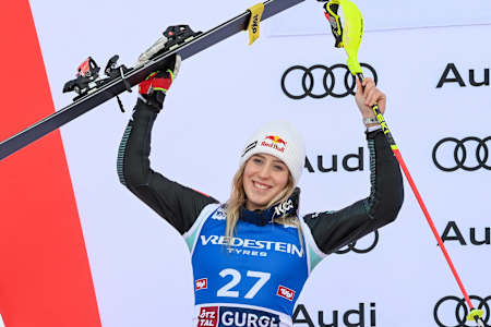 Albaniens Lara Colturi feiert während des FIS Alpinen Skiweltcups in Gurgl, Österreich.
