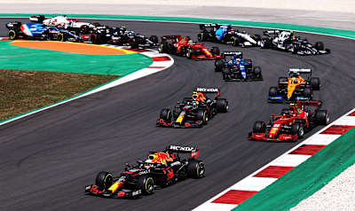 Max Verstappen encabeza una fila de coches durante el Gran Premio de Fórmula 1 de Portugal, celebrado en el Autódromo Internacional do Algarve en 2021.